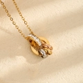 Makroansicht dreifarbiger Ringe mit römischen Ziffern und Pavé-Besatz aus Zirkonia-Steinen - Dreifarbige Gold