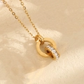 Goldene Doppelring-Halskette mit römischen Ziffern und Zirkonia-Einlage in Nahaufnahme - Einzelring