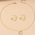 Elegantes Set aus vergoldeter Halskette mit Herzanhänger und passenden Ohrringen für Damen - Halskette & Ohrringe / Goldene Halskette Und Ohrringe Mit Hohlherz