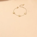 Detail goldener Herzanhänger an einer feinen Kette mit Karabiner und Verlängerung - Goldenes Herz Armband