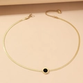 Detailansicht der goldene Schlangenkette mit römischem Anhänger und Herz-Charm - Halskette