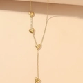 Elegante goldfarbene lange Halskette mit vier polierten Herzanhängern an einer feinen Kette - Gold Herz Quaste Halskette