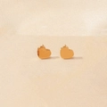 Minimalistische goldene Herzstecker mit glattem Metallfinish auf strukturiertem Stoff - Goldene Herzohrstecker