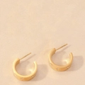 Pendientes en C de oro mate con grabado de estrella y pequeñas piedras de circonita - Pendientes Abiertos Estrella Dorado