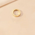 Anillo ancho dorado moderno con brillantes piedras de circonita blanca para mujer - Anillo De Estrella Dorada
