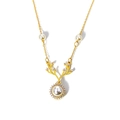 Elegante collana a corna dorate con zirconi e perle su uno sfondo bianco pulito - Collana a Perla con Corna