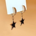 Boucles d'oreilles étoile à cinq branches en or rose avec émail noir et anneaux - Plaque Noire Étoile (E010) / Or rose