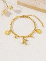 Bracelet tendance en acier titane doré avec breloques pièces et pendentif K - Lettre Reine K (S4001K) / Or