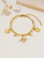 Bracelet en acier titane doré avec maillons rectangulaires, pièces et pendentif N - Lettre Reine N (S4001N) / Or
