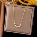 Elegante collar de acero de titanio dorado con cinco perlas blancas en soporte de cuero - Sonrisa de Cinco Perlas