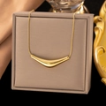 Collier en acier titane doré avec pendentif en arc dans un coffret élégant - Lèvres (H1339) Or