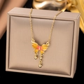 Elegante 18k vergoldete Schmetterling-Halskette mit orangefarbenem Emaille-Anhänger und Perlen - Schmetterling (8074)