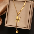 Detailopname van de goudkleurige Y-ketting met letter N-hanger en kwastjes-accenten - Letter N (WY006-N)