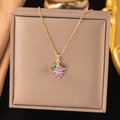 Detailansicht einer Weintrauben-Halskette mit lila Kristallen und grünen Blättern an Goldkette - Lila Traube Stil (8284)