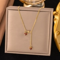 Französische goldene Y-Halskette mit zwei weinroten Herzanhängern und verstellbarer Perle - Emailliertes Herz Halskette (Gold)