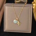 Goldene Weltreise-Halskette mit blauem Emaille-Globus und Flugzeuganhänger für Damen - Weltreise Stil (8032)