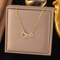Detailaufnahme eines goldenen Herz-Unendlichkeit-Anhängers mit weißen Zirkonia-Steinen - Liebe Unendliche Schleife Stil (8045)