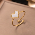 Elegante anello aperto dorato con cuore bianco intarsiato e bordi con perline sottili - Stile Cuore in Conchiglia Bianca (F191) / Oro
