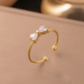 Goldener Edelstahlring mit Schleife und herzförmigen Zirkoniasteinen besetzt - Zirkonia Schleifen Ring (Gold)