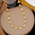 Lussuosa collana a conchiglia dorata con ciondoli testurizzati su porta gioielli - Collana di Conchiglia (H349)
