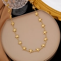 Dettaglio di una collana a stella marina dorata con texture satinata su espositore di lusso - Collana Stella Marina (H491)