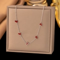 Collar minimalista de plata S925 con cinco elegantes colgantes de corazón de esmalte rojo - Color acero