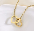 Bracelet élégant en acier titane doré avec deux cœurs entrelacés sur une chaîne fine - Collier Doré (XLH6141)