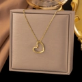 Minimalistische goldene Halskette mit Herzanhänger auf einer feinen Schmuckschatulle - Hohlherz O-Kette Halskette (Gold)