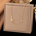 Elegante collana a croce in acciaio al titanio dorato con ciondolo in zircone lucido - Oro