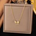 Elegante 18K vergoldete Edelstahlhalskette mit Schleifenanhänger auf Schmuckbox - Schleife Halskette (Gold)