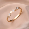 Bracelet jonc géométrique en acier titane doré 18K avec nacre blanche et zircons - Bracelet Jonc Géométrique en Nacre (Z228C) / Or rose