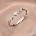 Bracelet jonc géométrique argenté avec nacre et zircons sur fond de satin soyeux - Bracelet Jonc Géométrique en Nacre (Z228B) / Acier