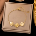 Elegante bracciale in acciaio inossidabile dorato con tre ciondoli a forma di conchiglia - Braccialetto Tre Conchiglie (E2269)