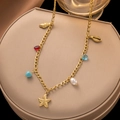 Collana in acciaio al titanio dorato con pendenti a conchiglia e perline colorate - Collana Conchiglia Stella Marina Pietra Colorata (H6086)