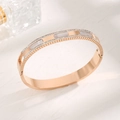 Bracelet jonc élégant en titane or rose avec nacre blanche et pavé de cristaux brillants - Style Coquillage à Strass (Z242C) / Or rose