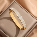 Bracelet luxueux en acier titane doré avec quatre rangées de zircons sur soie - Or (Z253A)