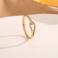 Minimalistischer geometrischer Ring in 18K Goldoptik mit Zirkonia-Pflasterfassung - US 5 / Gold