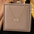 Collier déesse triple lune plaqué or présenté dans un écrin de bijoux de luxe - Lune Creuse (H1329) Or