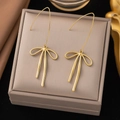 Elegante 18K vergoldete Edelstahl-Schleifenohrringe auf einer weichen Samt-Schmuckschachtel - Minimalistische Schleife / Gold