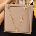 Détail d'un collier en titane doré avec cinq charmes floraux en pétales de cristal goutte - Cinq Trèfle Zirconia (H1091) Or