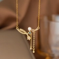 Elegante goldene Halskette mit Sternanhänger, bunten Steinen und zarten Perlenquasten - Perlen-Stern-Quasten-Halskette (9001) / Gold