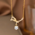 Goldene Halskette mit Schleifenanhänger, Quasten und funkelnden weißen Zirkonia Steinen - Halskette mit Schleife und Einzelzirkonia (9013)