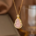 Dettaglio del ciondolo a zucca in giada rosa con monete d'oro e cristalli lucidi - Hulu Giada Rosa (9064) / Oro
