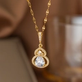 Detail der goldene Kürbis-Anhänger mit Kristallen und zentralem Tropfen-Edelstein - Weißer Zirkon Hulu (9073)