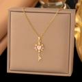 Nahaufnahme der goldenen Schlüssel-Halskette mit rosa Herz-Edelstein und Diamant-Details - Herz Schlüssel (9105) / Gold