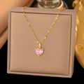 Makroaufnahme eines rosa herzförmigen Kristallanhängers an einer goldfarbenen Kordelkette - Rosa Zirkonia Kleines Herz (9102) / Gold