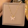 Detailaufnahme des Anhängers mit rosa Edelsteinblumen an einer goldenen Kette - Schmetterling (9101) / Gold