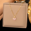 Collana con ciondolo a cuore rosa e catena ondulata dorata su scatola regalo - Cuore Giuntato (9093) / Oro