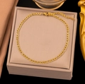 Goldene Figaro-Fußkette aus Titanstahl mit Hummerverschluss auf einer Schmuckschatulle - Figarokette-Stil (B61)