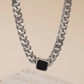 Détail macro du collier chaîne argentée avec un pendentif carré en émail noir poli - Collier à Plaque Noire (X1139) / Acier